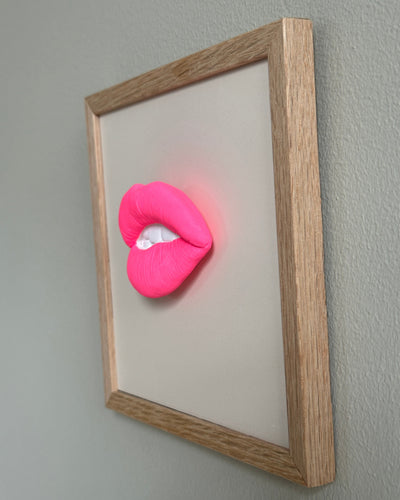 Keramieken tegel met handgemaakte 3D mond bubblegum  - inclusief licht eiken lijstje