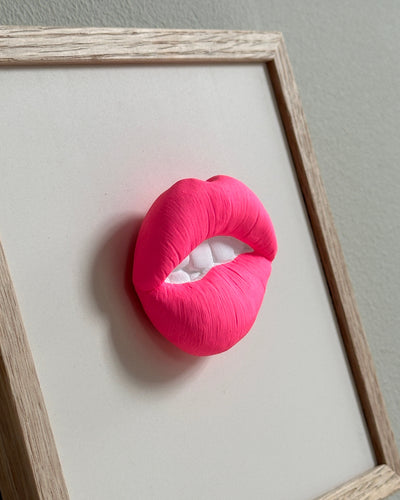 Keramieken tegel met handgemaakte 3D mond bubblegum  - inclusief licht eiken lijstje