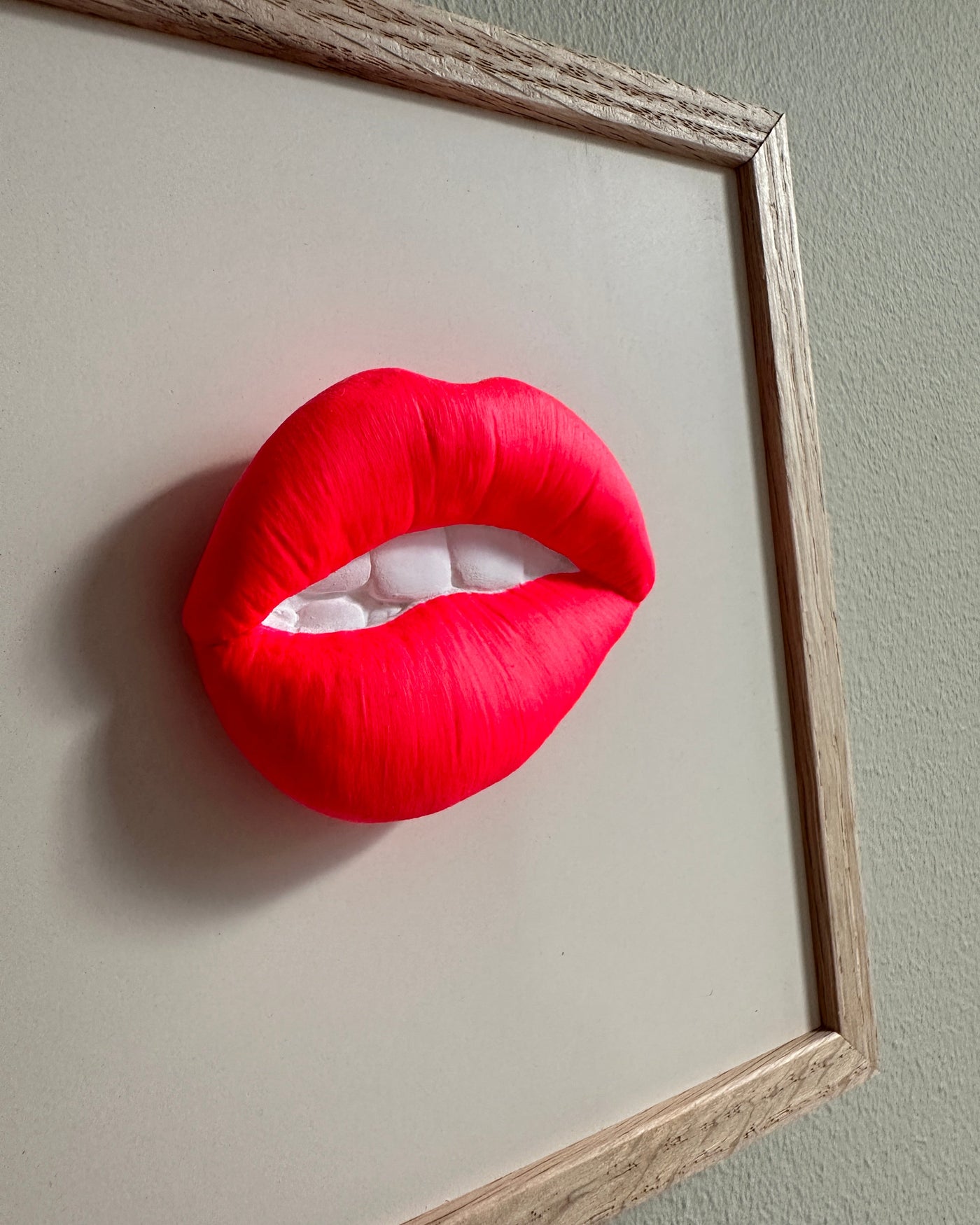 Keramieken tegel met handgemaakte 3D mond neon  - inclusief licht eiken lijstje