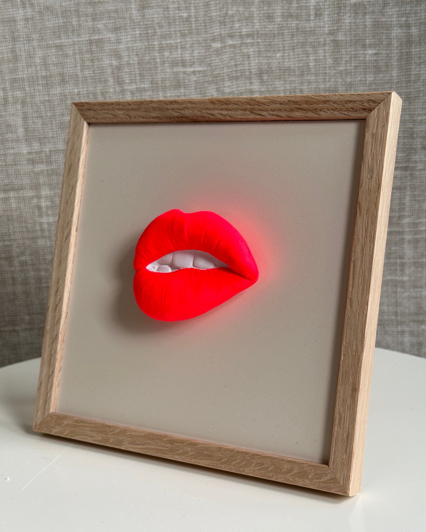 Keramieken tegel met handgemaakte 3D mond neon  - inclusief licht eiken lijstje