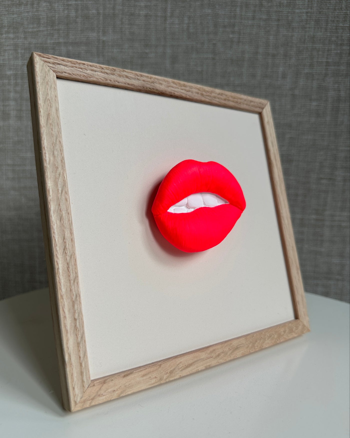 Keramieken tegel met handgemaakte 3D mond neon  - inclusief licht eiken lijstje