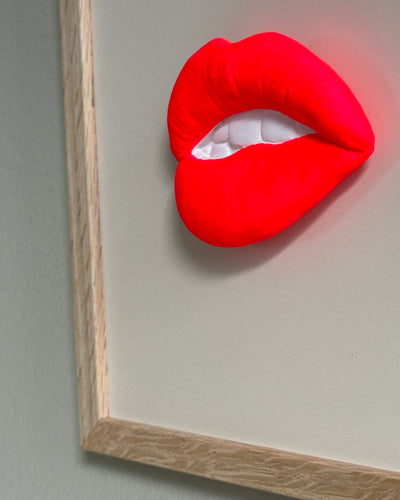 Keramieken tegel met handgemaakte 3D mond neon  - inclusief licht eiken lijstje