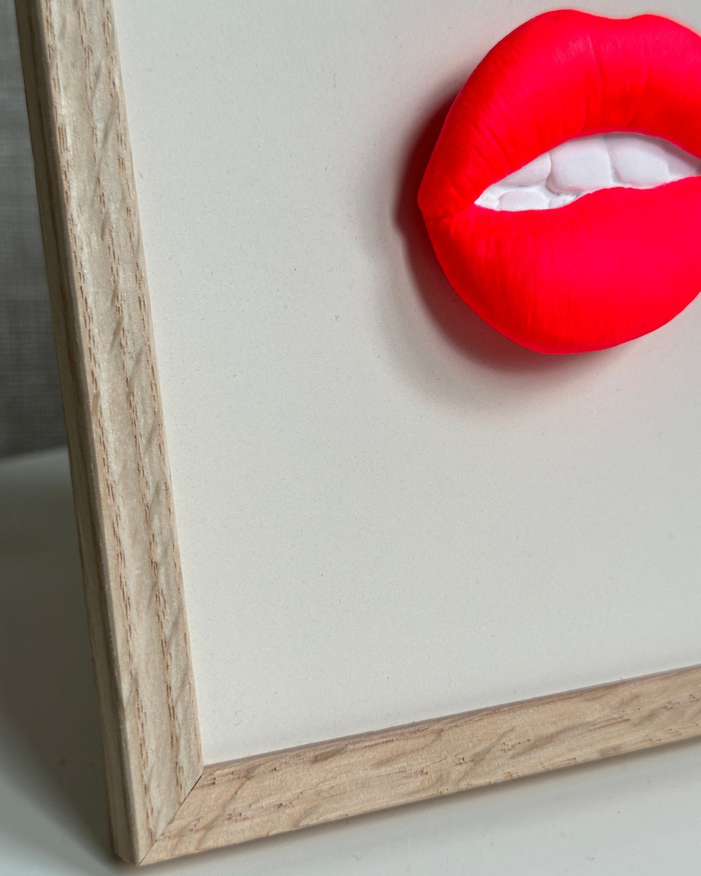 Keramieken tegel met handgemaakte 3D mond neon  - inclusief licht eiken lijstje