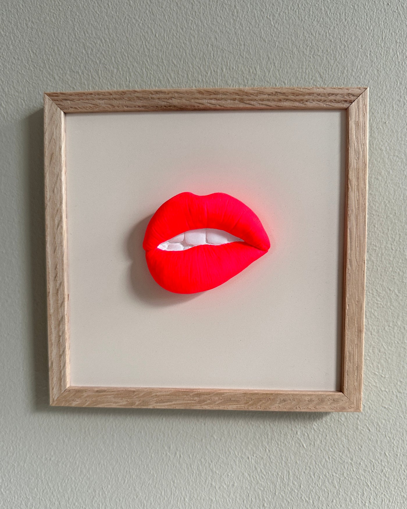 Keramieken tegel met handgemaakte 3D mond neon  - inclusief licht eiken lijstje