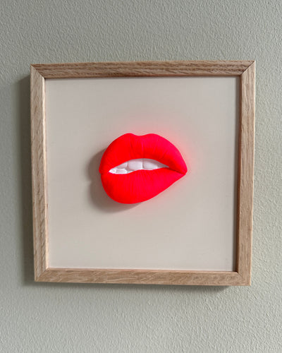 Keramieken tegel met handgemaakte 3D mond neon  - inclusief licht eiken lijstje