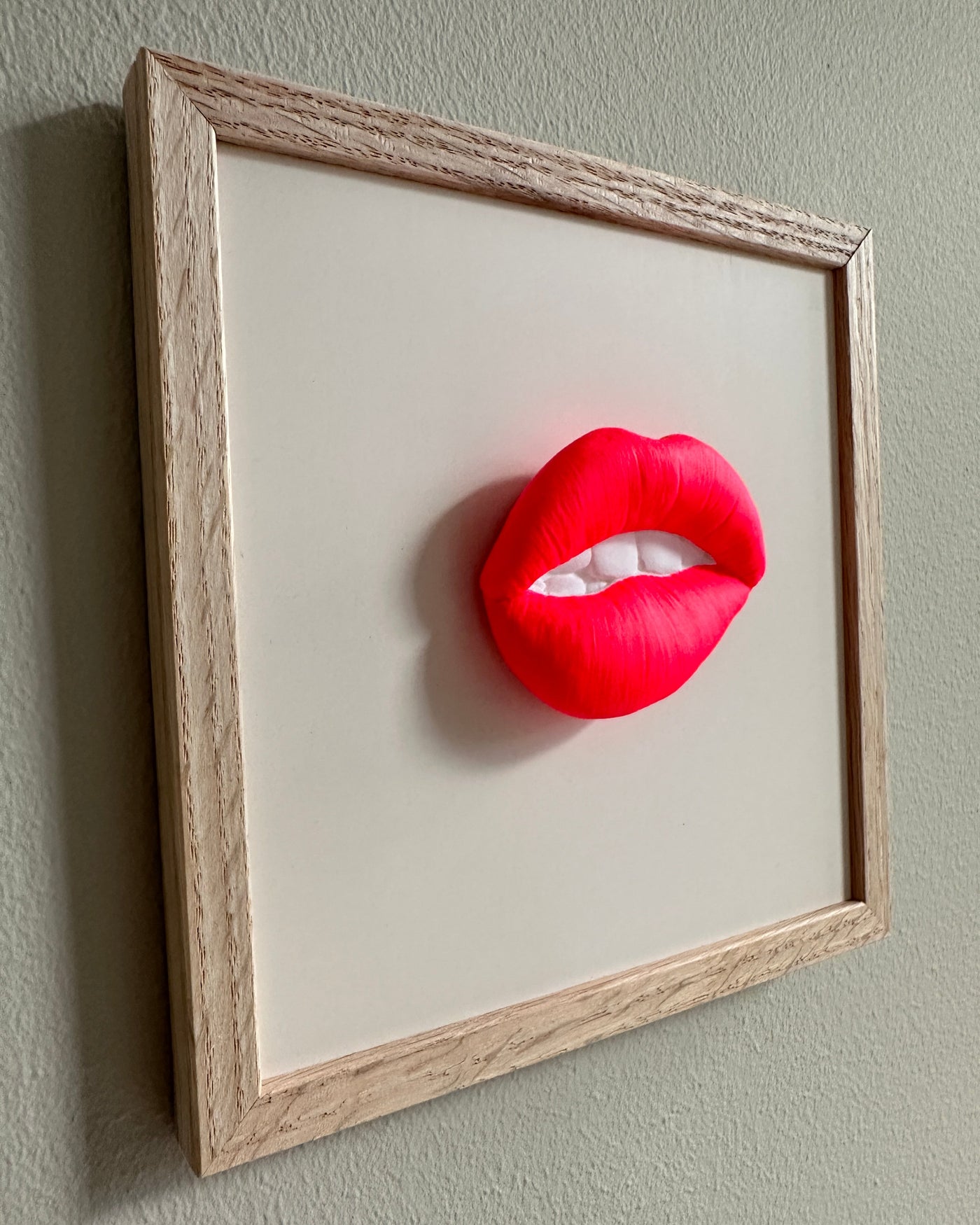 Keramieken tegel met handgemaakte 3D mond neon  - inclusief licht eiken lijstje