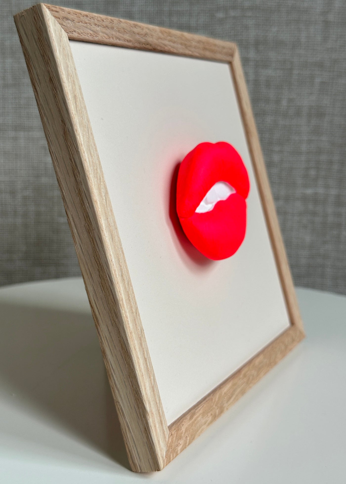 Keramieken tegel met handgemaakte 3D mond neon  - inclusief licht eiken lijstje