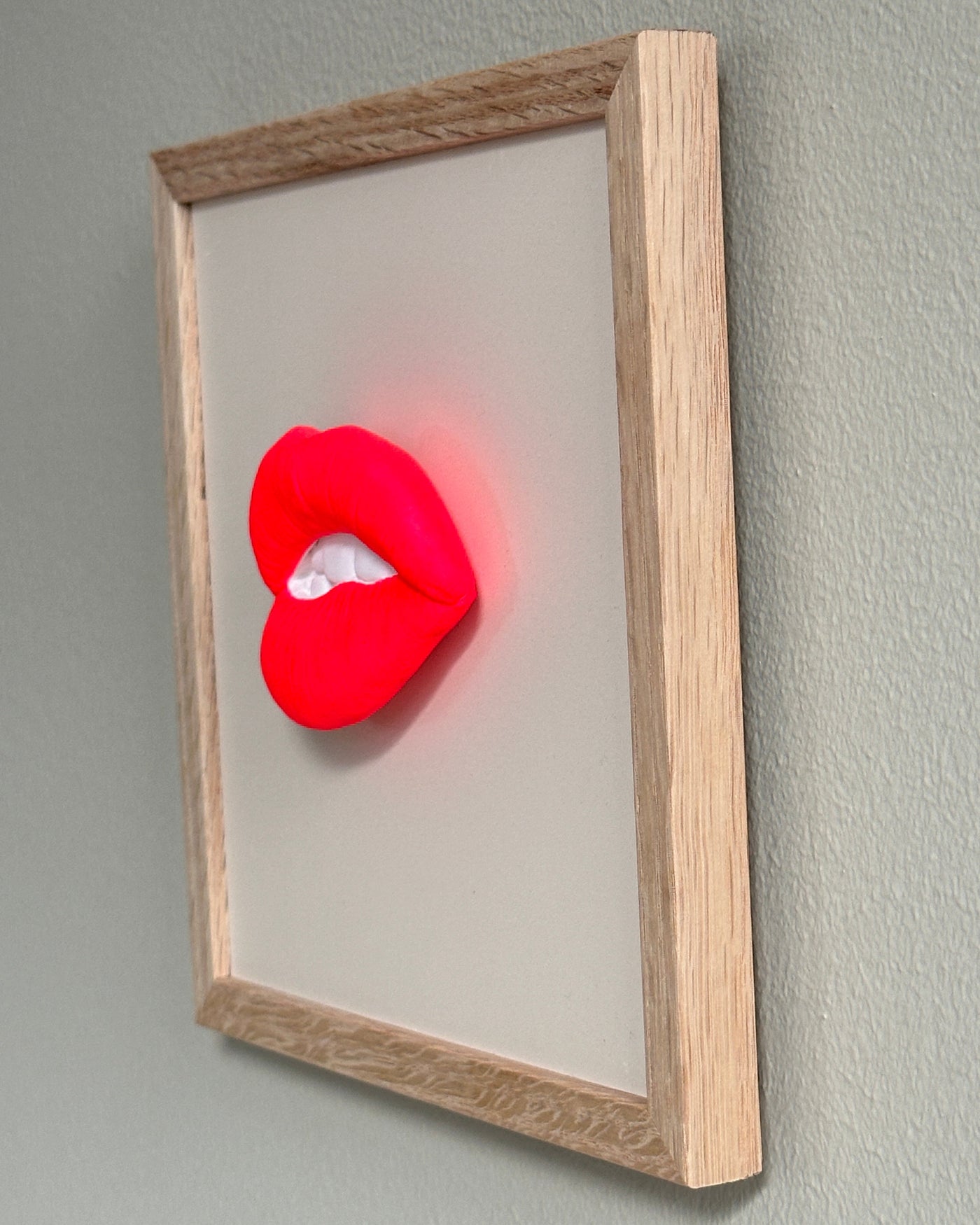 Keramieken tegel met handgemaakte 3D mond neon  - inclusief licht eiken lijstje