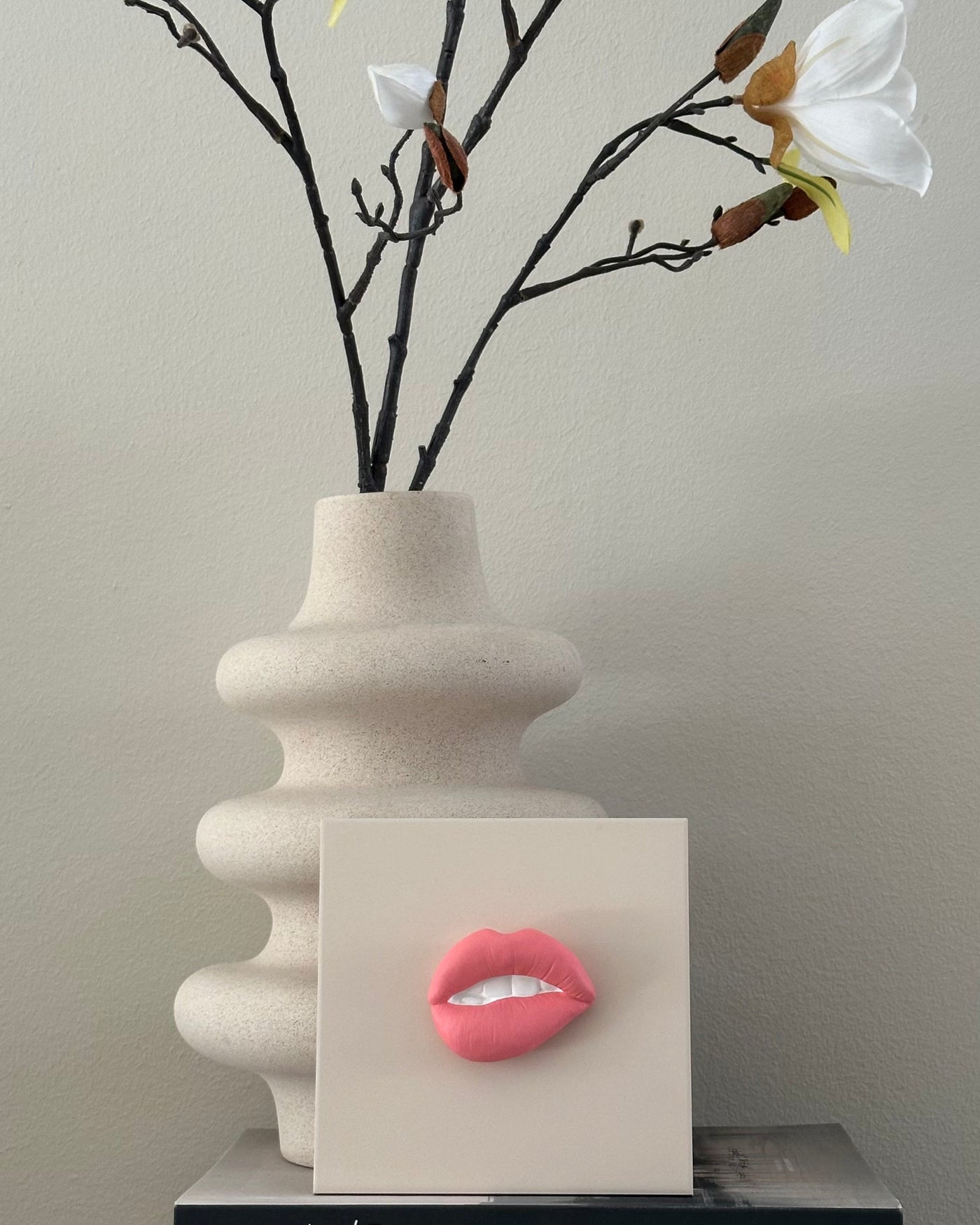 Keramieken tegel beige met roze 3D mond – 15×15 cm handgemaakt