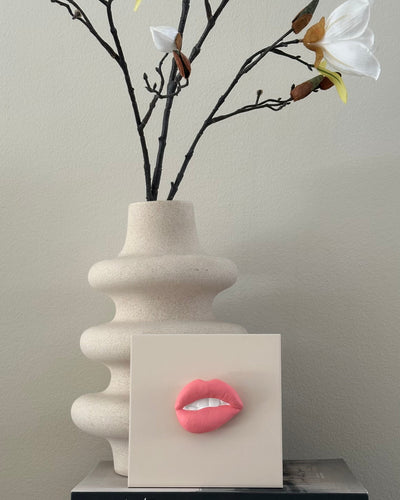 Keramieken tegel beige met roze 3D mond – 15×15 cm handgemaakt