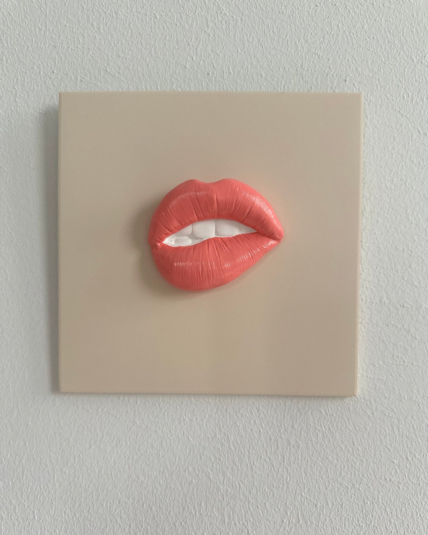 Keramieken tegel beige met roze 3D mond – 15×15 cm handgemaakt