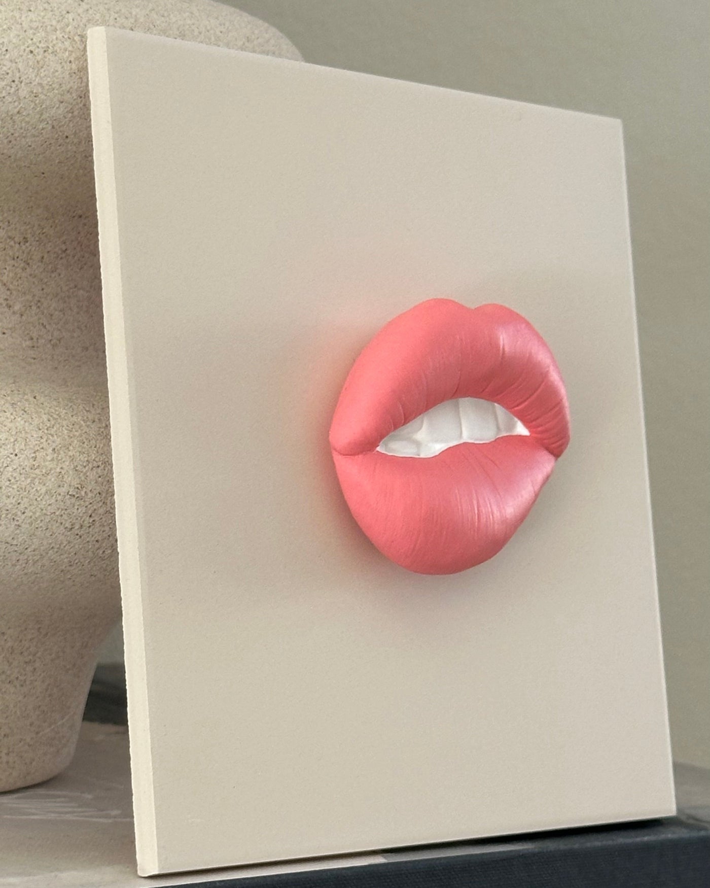 Keramieken tegel beige met roze 3D mond – 15×15 cm handgemaakt