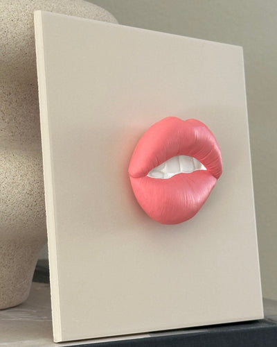 Keramieken tegel beige met roze 3D mond – 15×15 cm handgemaakt