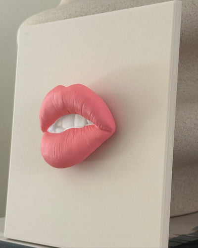 Keramieken tegel beige met roze 3D mond – 15×15 cm handgemaakt