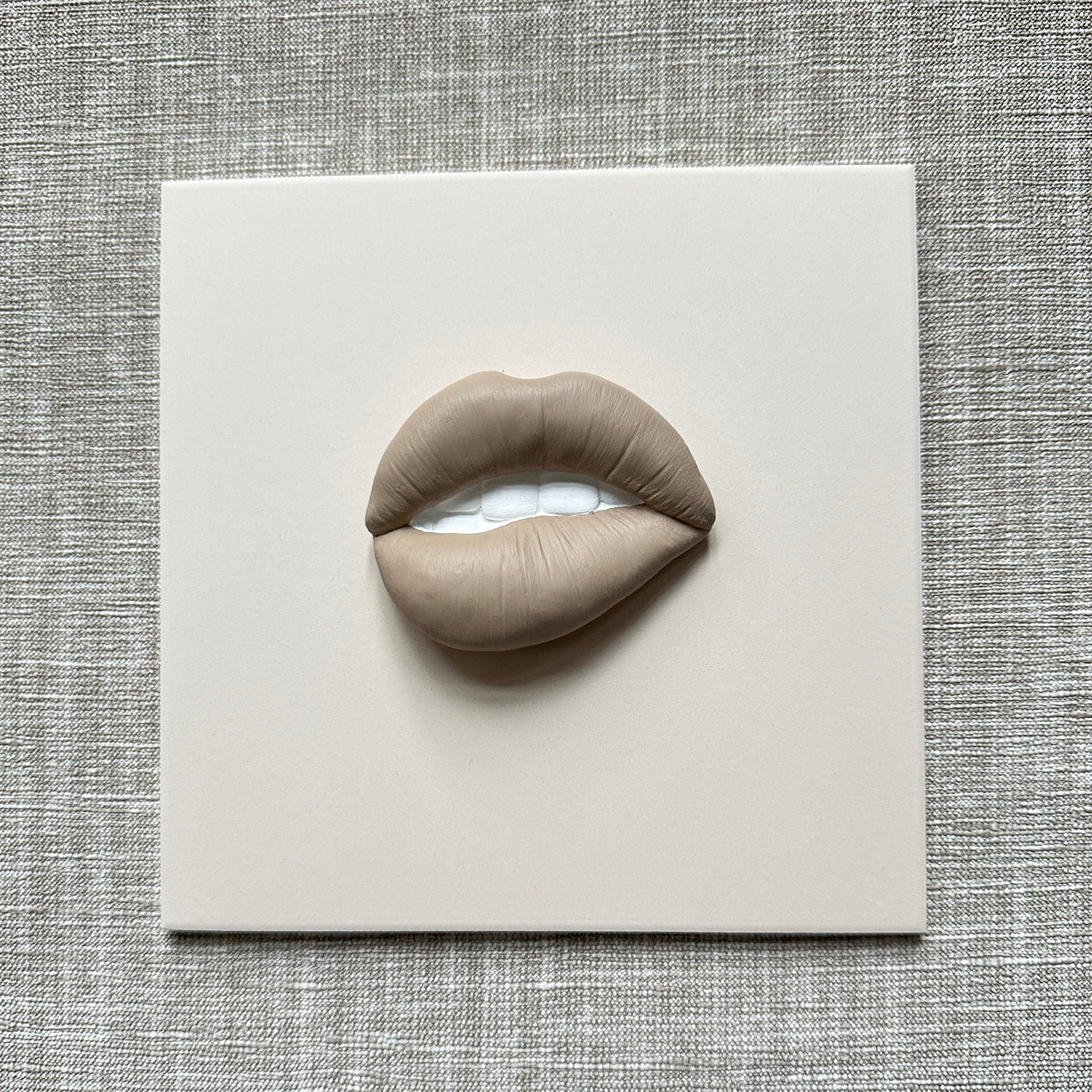 Keramieken tegel beige met taupe 3D mond – 15×15 cm handgemaakt
