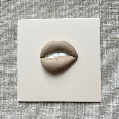 Keramieken tegel beige met taupe 3D mond – 15×15 cm handgemaakt