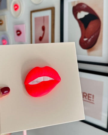 Tegel met 3D mond wandtegel keramiek neon 15x15 cm