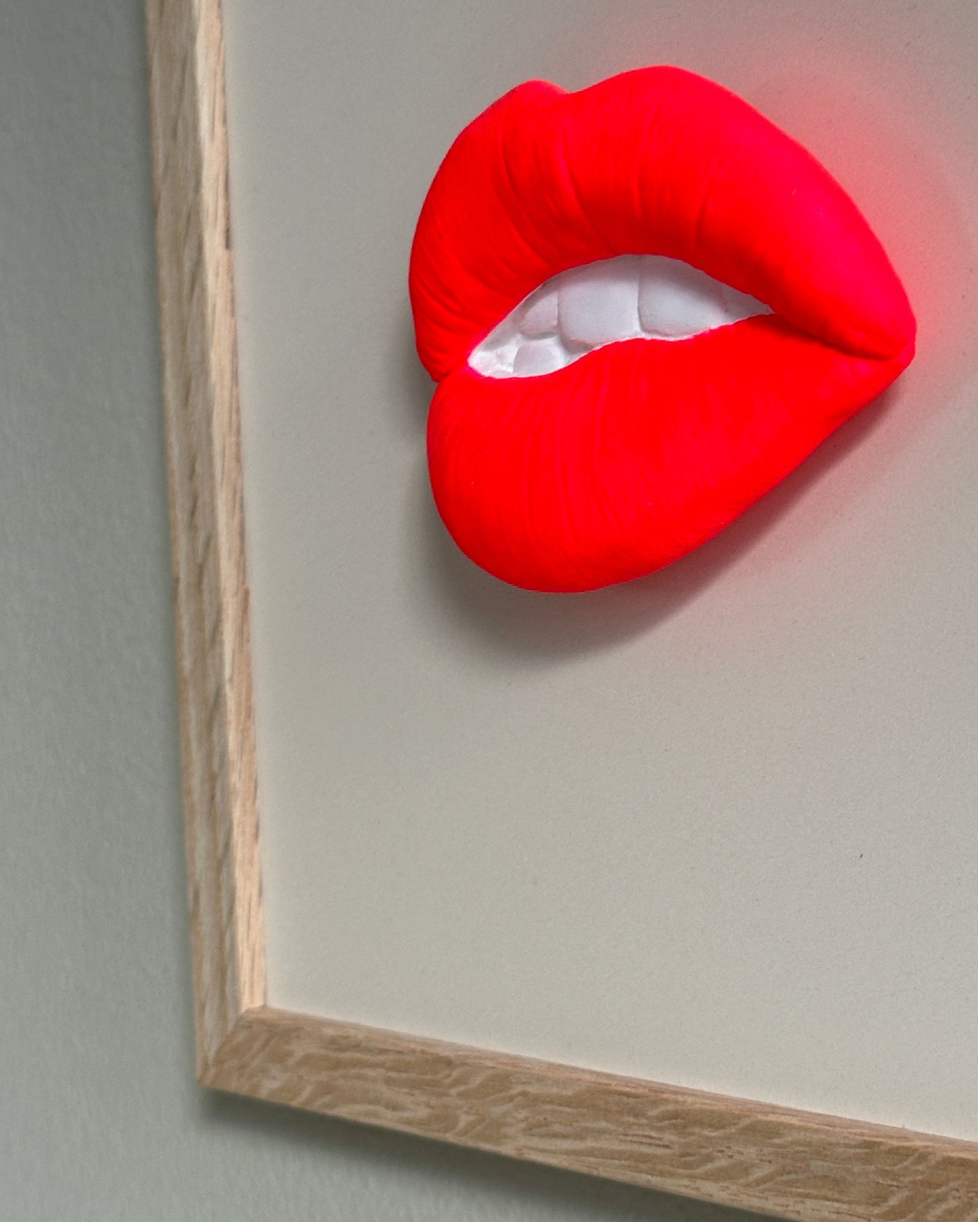 Tegel met 3D mond wandtegel keramiek neon 15x15 cm