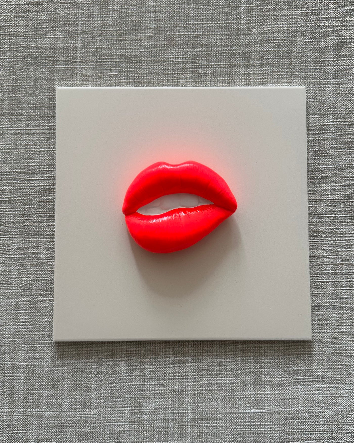 Tegel met 3D mond wandtegel keramiek neon 15x15 cm