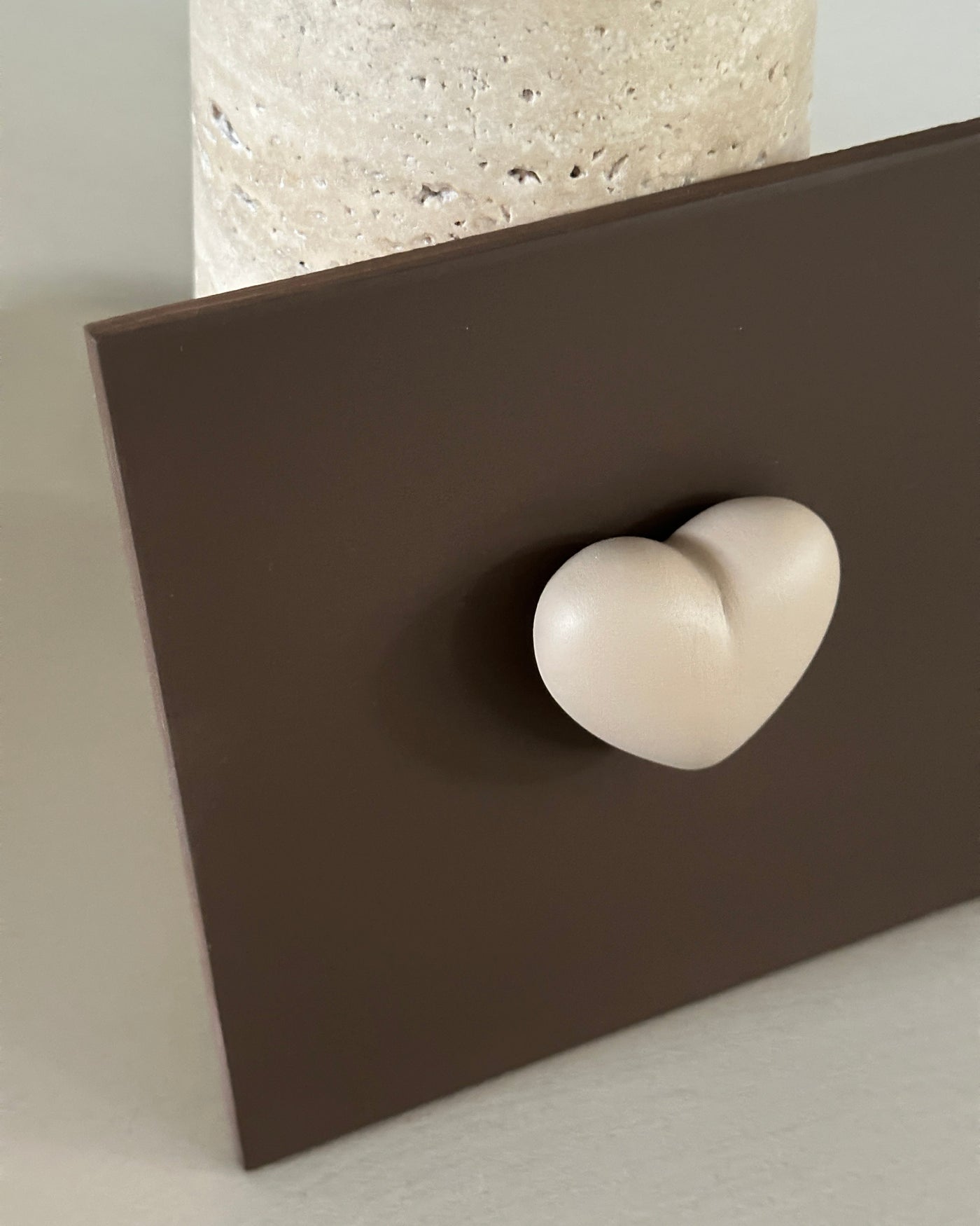 Keramieken tegel bruin met taupe 3D hart – 15×15 cm handgemaakt