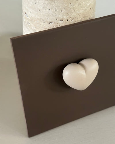 Keramieken tegel bruin met taupe 3D hart – 15×15 cm handgemaakt