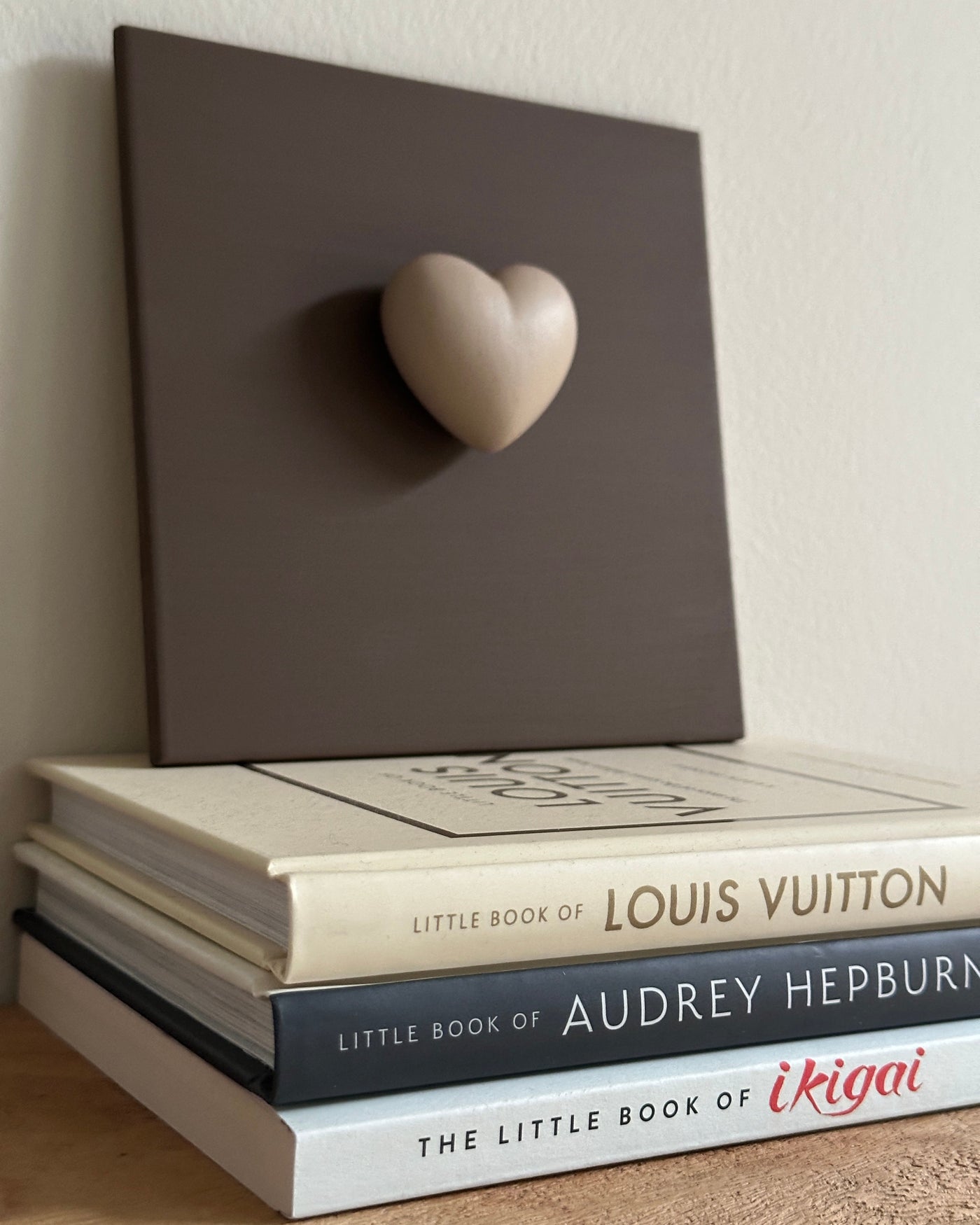 Keramieken tegel bruin met taupe 3D hart – 15×15 cm handgemaakt