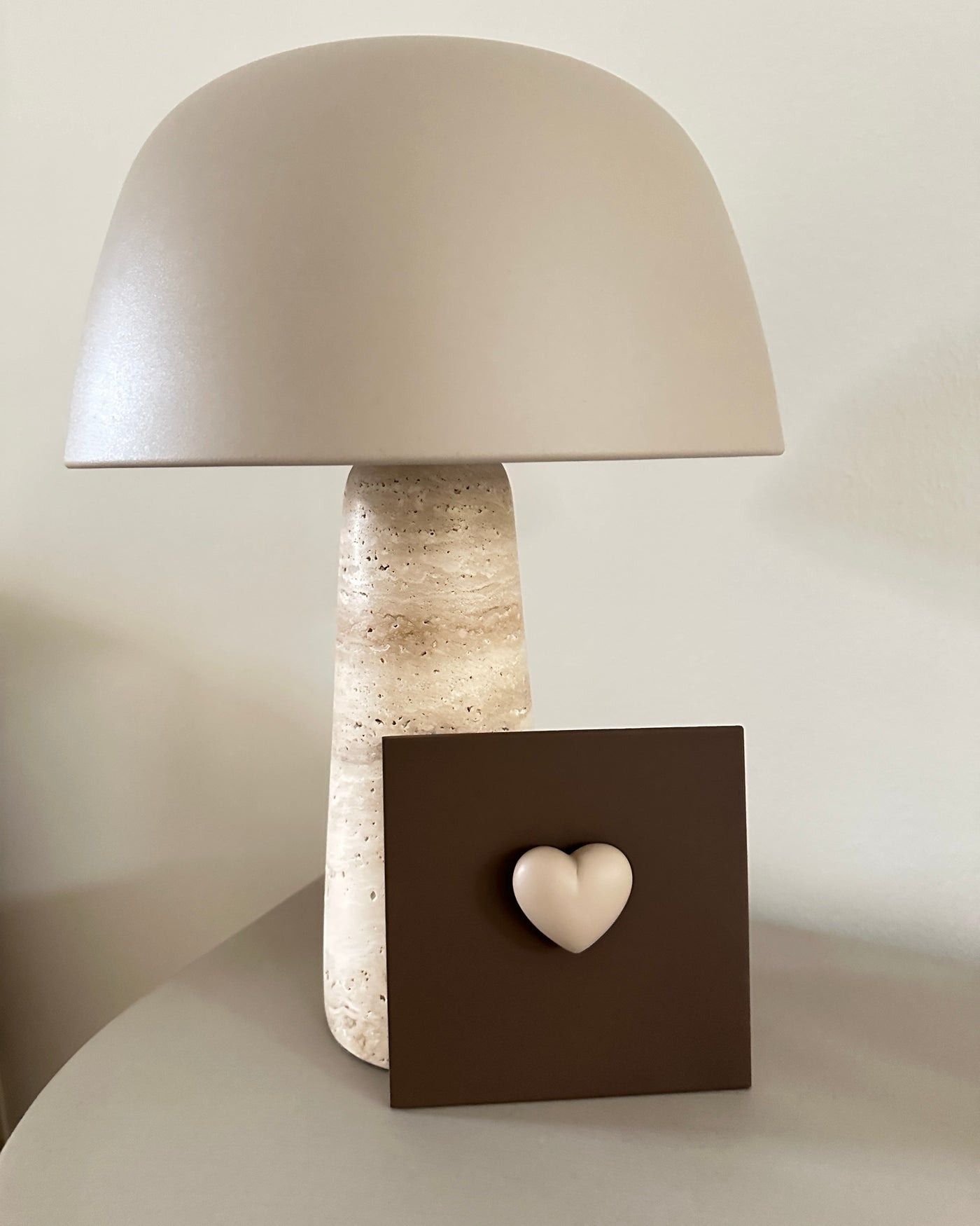 Keramieken tegel bruin met taupe 3D hart – 15×15 cm handgemaakt