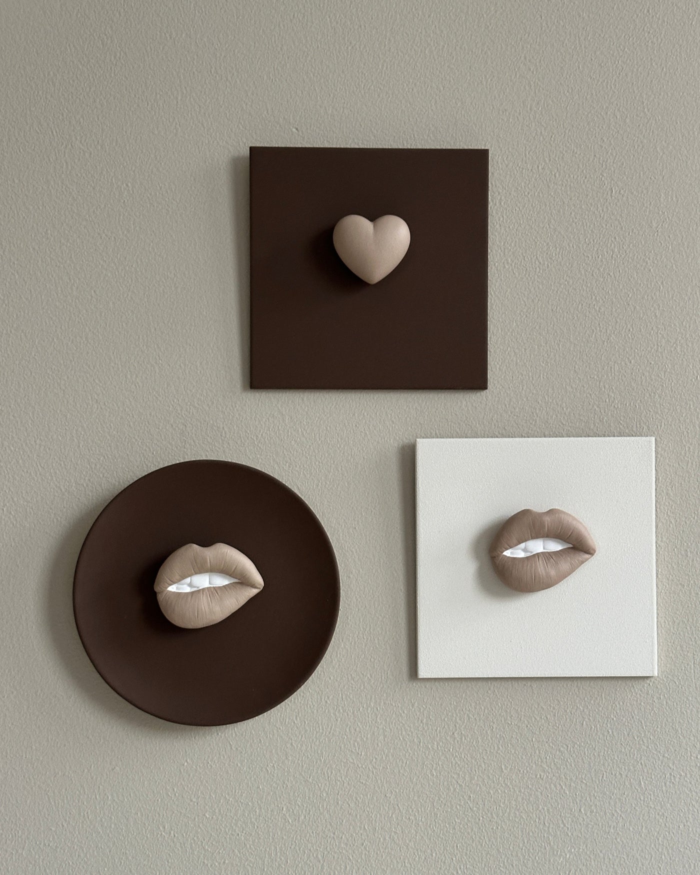 Keramieken tegel bruin met taupe 3D hart – 15×15 cm handgemaakt