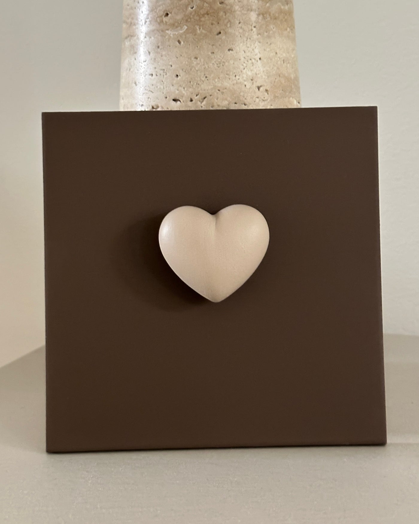 Keramieken tegel bruin met taupe 3D hart – 15×15 cm handgemaakt