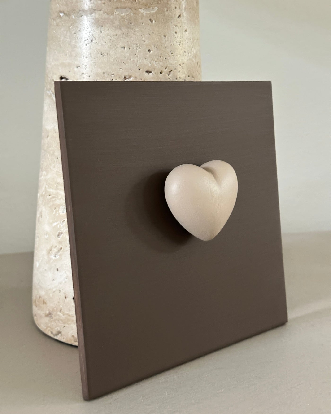 Keramieken tegel bruin met taupe 3D hart – 15×15 cm handgemaakt