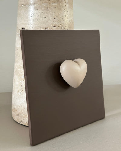 Keramieken tegel bruin met taupe 3D hart – 15×15 cm handgemaakt