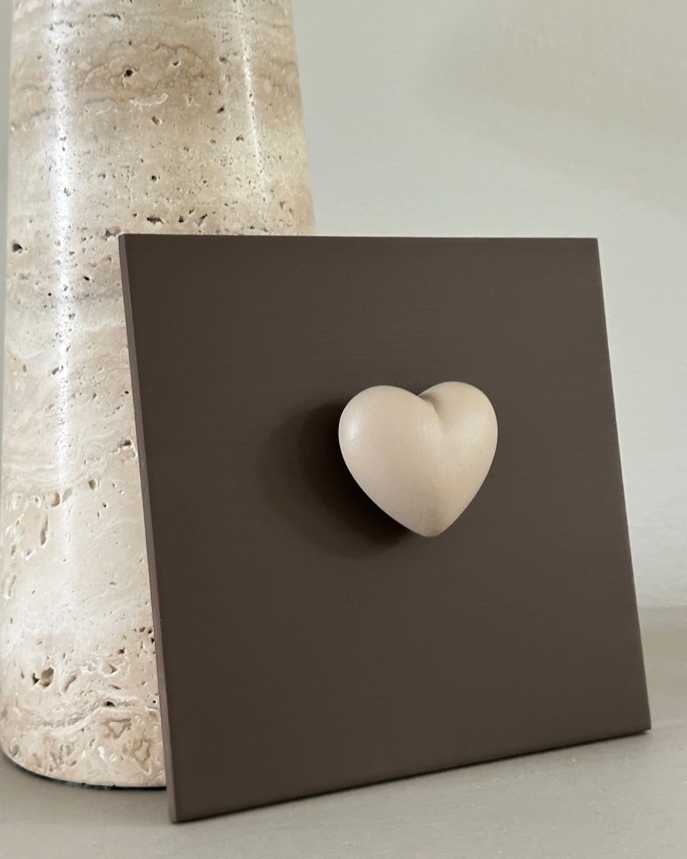 Keramieken tegel bruin met taupe 3D hart – 15×15 cm handgemaakt