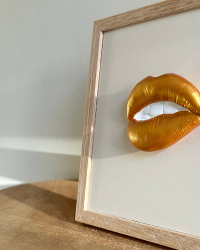 Keramieken tegel met mond goud handgemaakt in 3D  - inclusief licht eiken lijstje