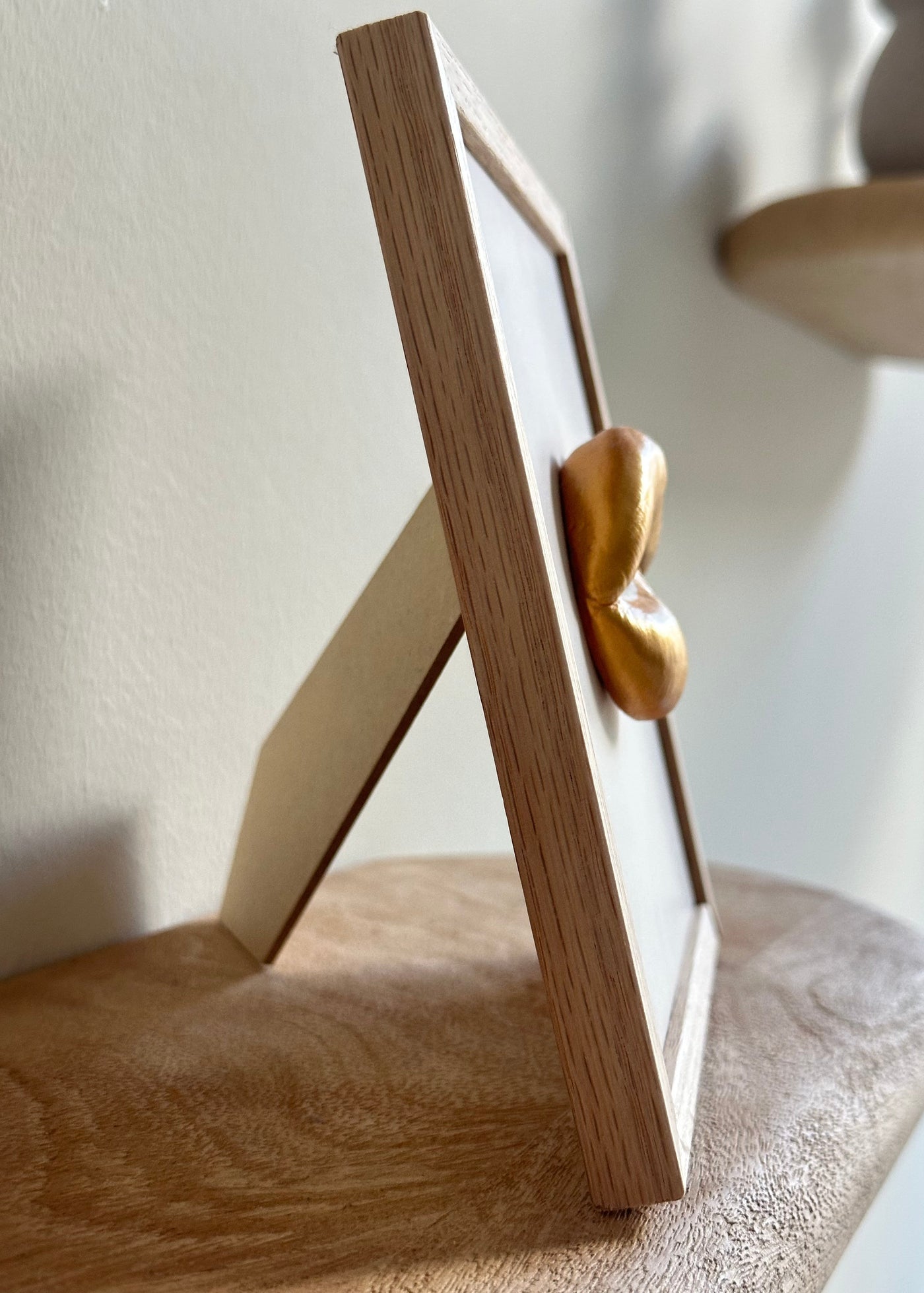 Keramieken tegel met mond goud handgemaakt in 3D  - inclusief licht eiken lijstje