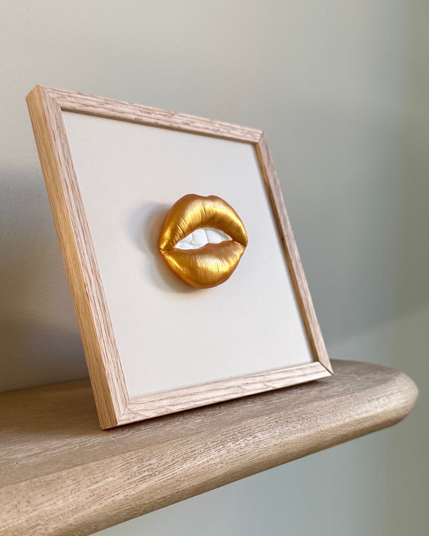 Keramieken tegel met mond goud handgemaakt in 3D  - inclusief licht eiken lijstje