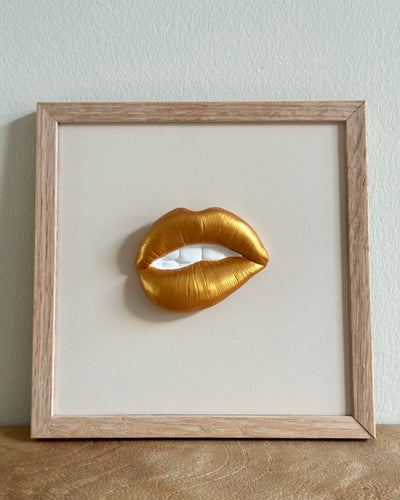 Keramieken tegel met mond goud handgemaakt in 3D  - inclusief licht eiken lijstje