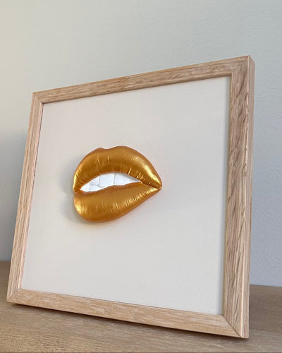 Keramieken tegel met mond goud handgemaakt in 3D  - inclusief licht eiken lijstje