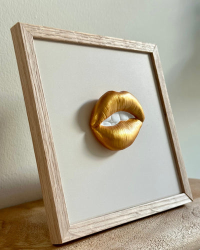 Keramieken tegel met mond goud handgemaakt in 3D  - inclusief licht eiken lijstje