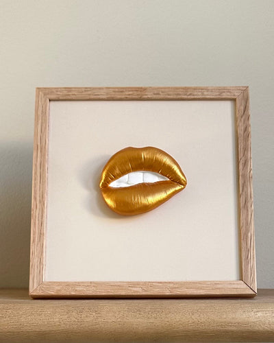 Keramieken tegel met mond goud handgemaakt in 3D  - inclusief licht eiken lijstje