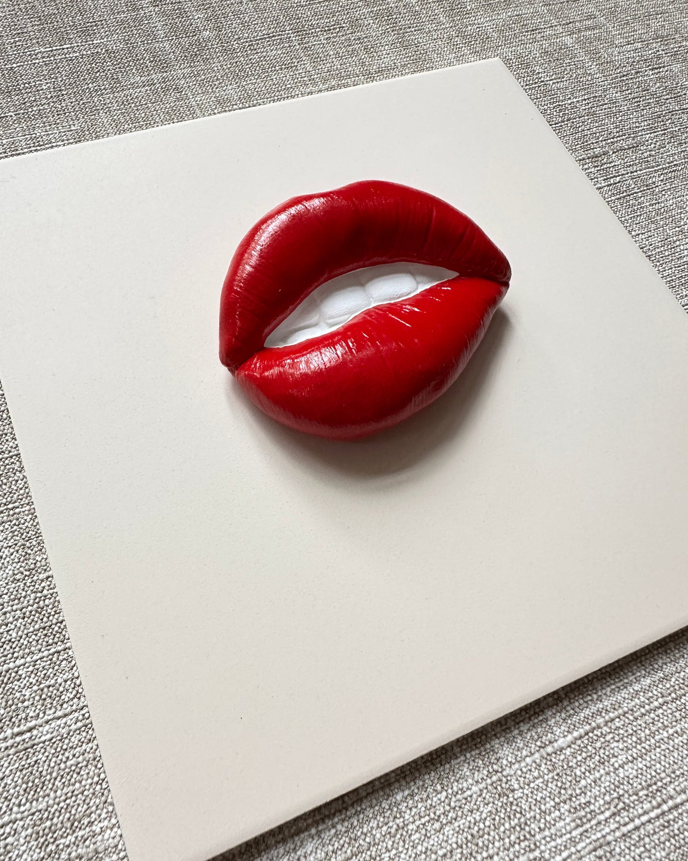Keramieken tegel beige met rode 3D mond – 15×15 cm handgemaakt