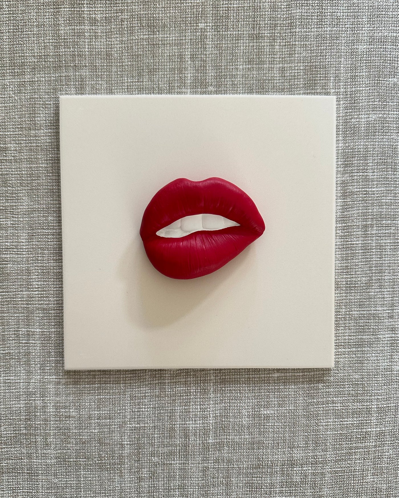 Keramieken tegel beige met rode 3D mond – 15×15 cm handgemaakt