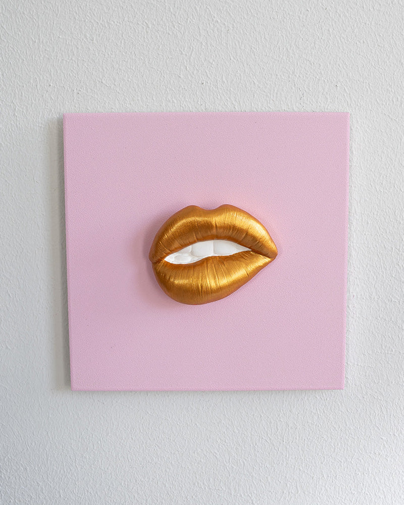 Keramieken tegel roze met gouden 3D mond – 15×15 cm handgemaakt