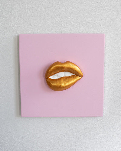 Keramieken tegel roze met gouden 3D mond – 15×15 cm handgemaakt