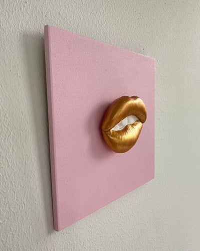 Keramieken tegel roze met gouden 3D mond – 15×15 cm handgemaakt