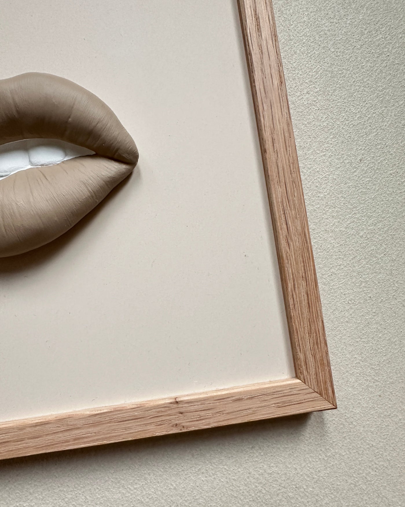 Keramieken tegel met handgemaakte 3D mond taupe  - inclusief licht eiken lijstje