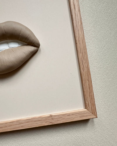 Keramieken tegel met handgemaakte 3D mond taupe  - inclusief licht eiken lijstje