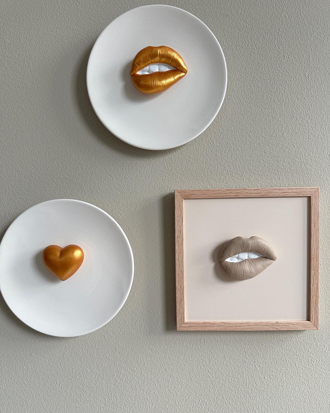 Keramieken tegel met handgemaakte 3D mond taupe  - inclusief licht eiken lijstje