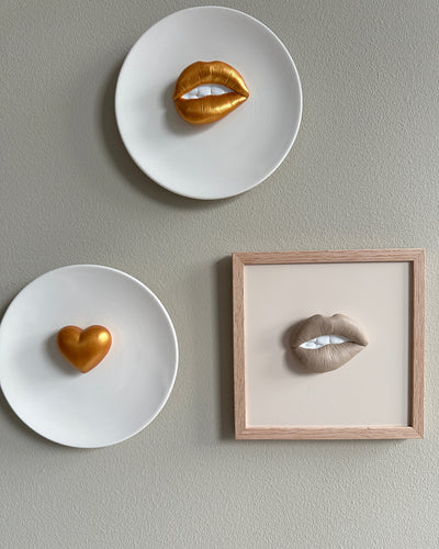 Keramieken tegel met handgemaakte 3D mond taupe  - inclusief licht eiken lijstje