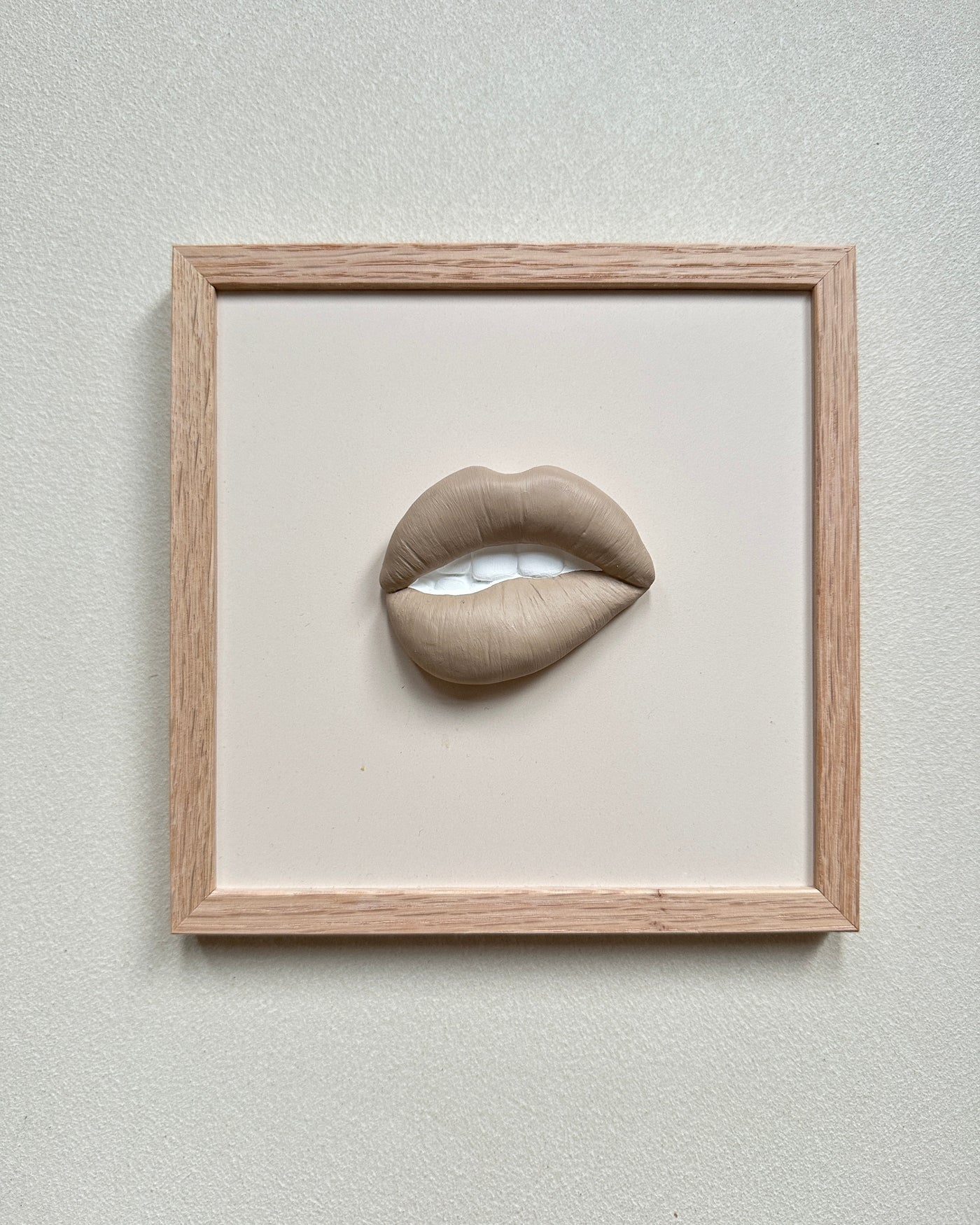 Keramieken tegel met handgemaakte 3D mond taupe  - inclusief licht eiken lijstje