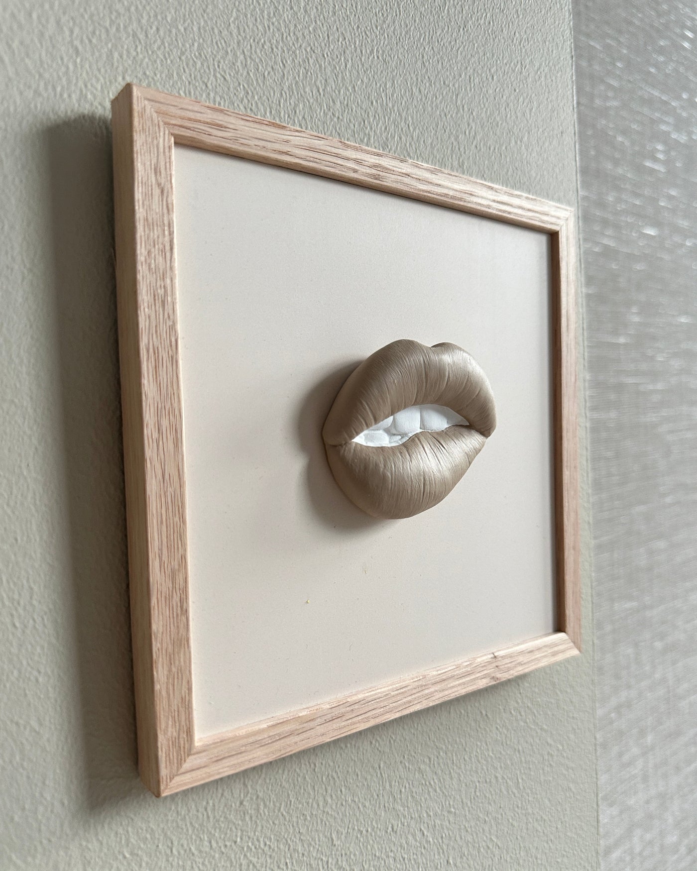 Keramieken tegel met handgemaakte 3D mond taupe  - inclusief licht eiken lijstje